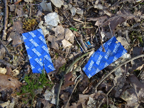 throwncondom:  Autoroute Liège-Namur, parking près de Fernelmont, avril 2015. Un merveilleux endroit pour le chasseur de capotes, non?*****Liège-Namur highway, parking near Fernelmont, April 2015. A wonderful place for condoms hunter, right?