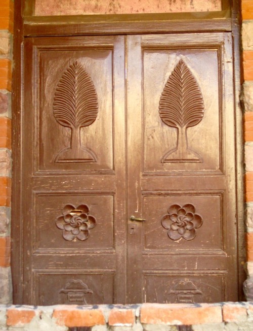 Puerta  o obturador de ventana de madera tallada que está cubierto con ladrillo, Humahuaca, Jujuy, 2