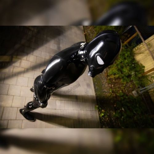 The rubber alien has landed on earth.. @sbrbbr : @latexdoc . . #latex #latexcatsuit #latexlover #lat