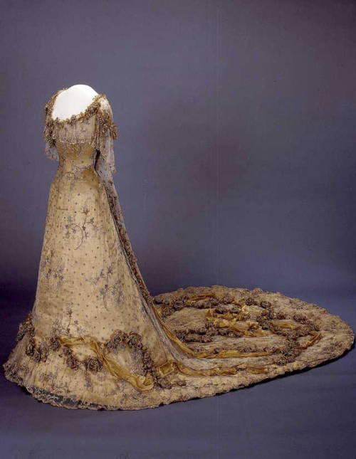 Left: Queen Maud’s coronation soirée dress, 1906. Made of gold lamé covered with gold lace, and deco