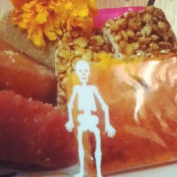 La #Calaberita En Los #Dulces #Diademuertos #Ofrenda #Altar #Tradiciónmexicana #México