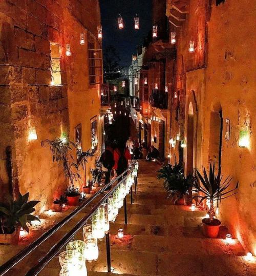 (via Malta’s historic district by candlelight during BirguFest : CozyPlaces)