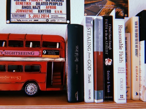 ❁ ° ° ° #books #homedecor #londonbus #bibliothek #literatur #apologetics #apologetika #a