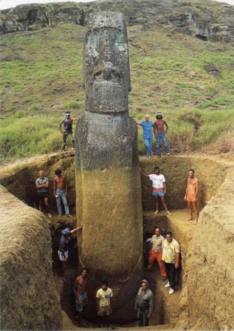 echoes-from-the-stars:  nyagao:  モアイ像の下を掘った結果ｗｗｗｗｗｗｗｗｗ    Easter Island Moai have Bodies  This just raises more questions than answers.