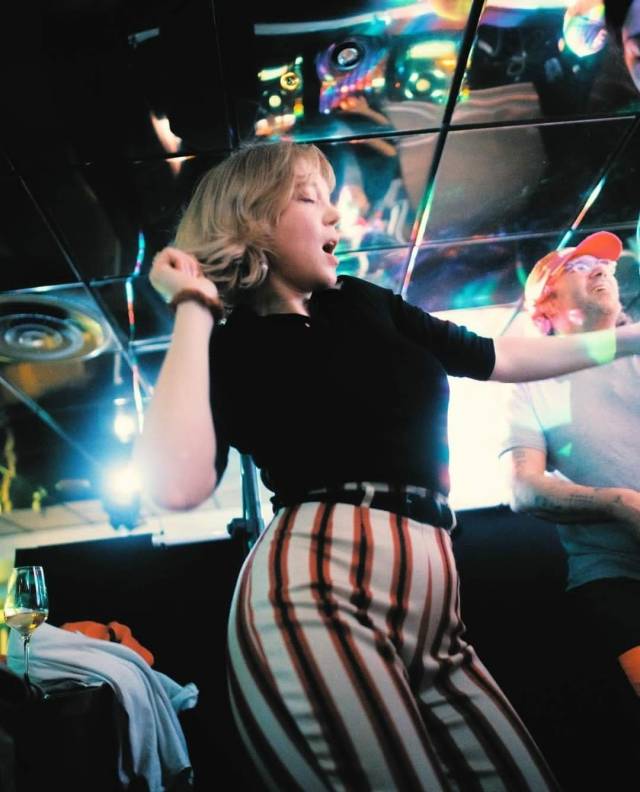 Léa Seydoux photographed dancing at French music video director, Woodkid's, birthday party ❤️ Pic by Valentin Folliet

