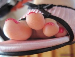 luvhertoes: loveforgirlsfeet:    Feet Heaven Here!     Take a lick  