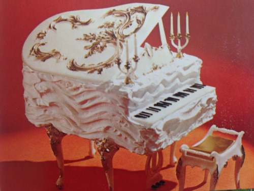 retrofood:Visions of Liberace dance through my head - “Concert Grand Piano Cake” from Wi