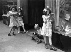 breelandwalker:  fangirling-daily:  fat-pikachu-mas:    denise-puchol:    Comic Book Readers orkin 1947    what’s this? Little girls read comics from the very beginning of their incarnation??      “Girl reading comic book in newsstand” by Teenie