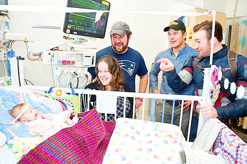 charlesxxerik-deactivated201508: Chris Evans and Chris Pratt surprised kids at Seattle Children’s.