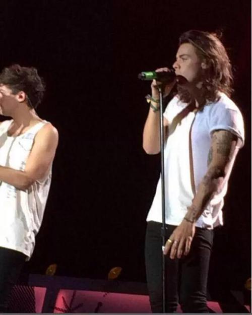 Harry and Louis on stage in Baltimore! (August 8 2015)