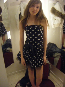 emmyjessajanesissy:  wild-xdressers:Transvestites XXX Love this dress - polka dots are the best!