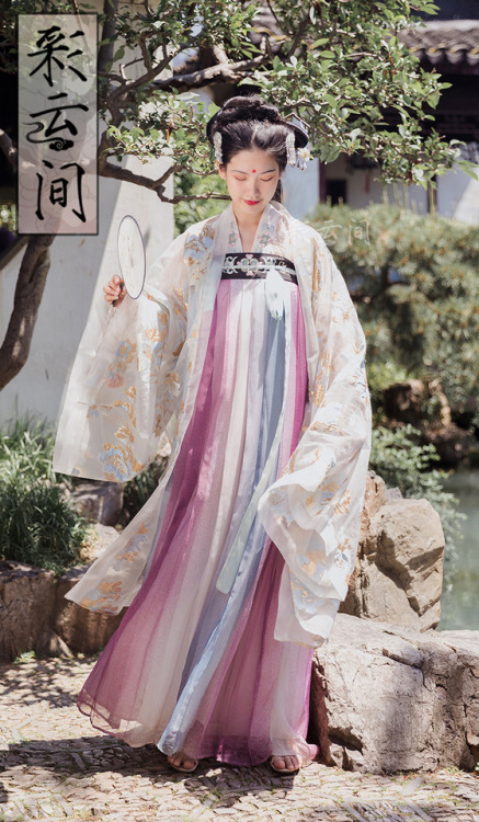 Traditional Chinese hanfu by 彩云间汉服