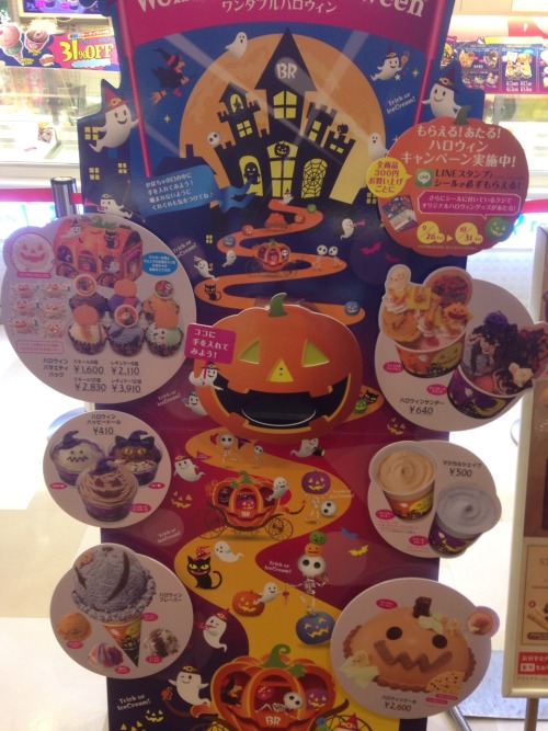 arielinkawaiiland:  Cute Halloween decorations around Baskin Robbins! Mmm Spooky Cookie!