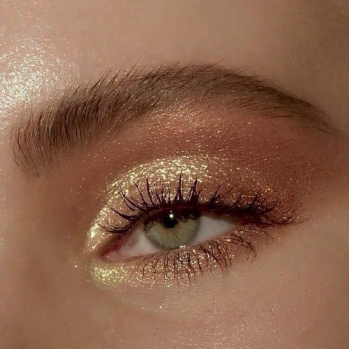 gold eyeshadow