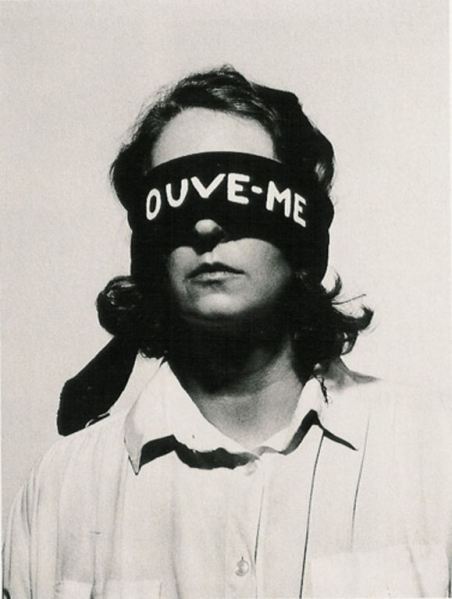 escolhemalmequer:  Helena Almeida, Ouve-me, 1979.