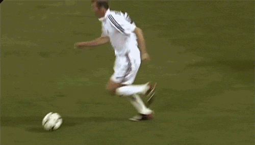 elpananani:  benzgrizi:  All Hail the Maestro of our era Zinedine Zidane.  El original