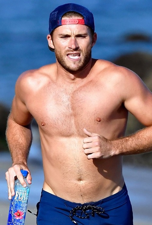 Scott Eastwood on the beach in Los Angeles www.vjbrendan.com/2017/08/scott-eastwood-on-beach-