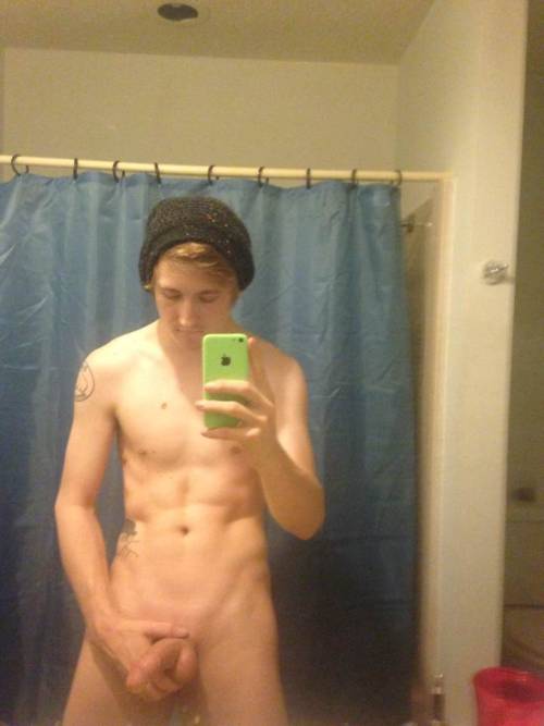 nakedguysfromkik:  Cute dank!!