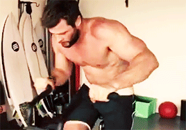 chrishemsworthgifs:chris hemsworth’s work out via instagram.  