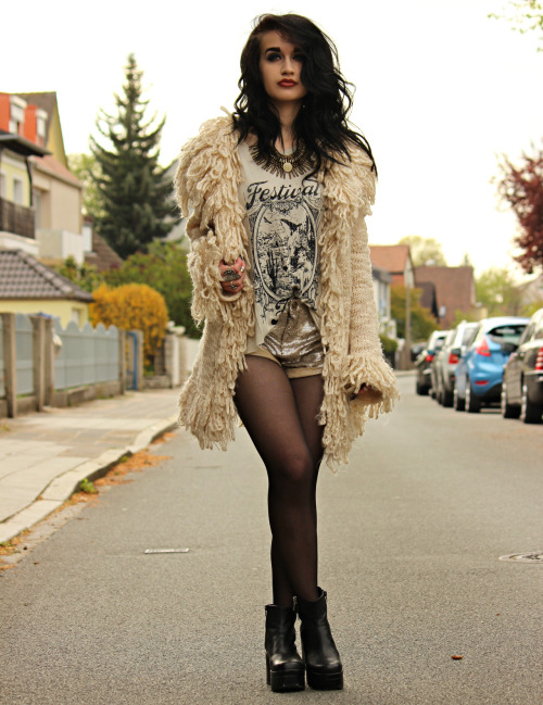 (via Welcome To Hollywood, let’s play Rock ‘n’ Roll!: Outfit: Festival Fox.)
