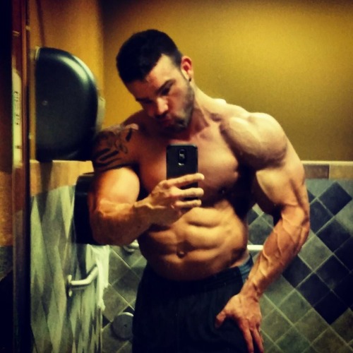 bodybuildermusclecentral:  bodybuildermusclecentral