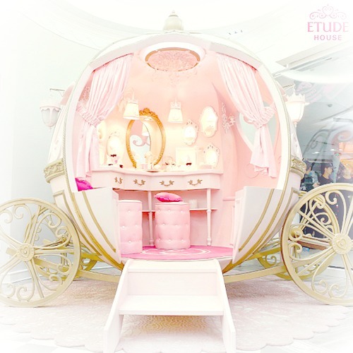 kawaiistomp:  Princess mirror zone pumpkin carriage ~ (photo credit) ^My edit - please