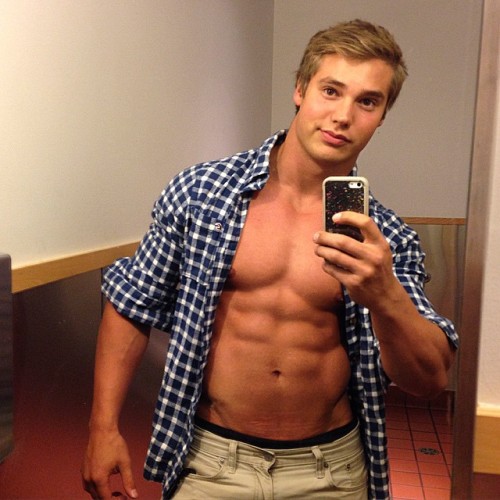 lumbrjax:  Posted by @peyerdaniel on Instagram http://ift.tt/1Hm20v2 “Abs before chipotle 😁💪”