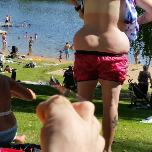 welele:  Lo típico que estás intentando hacer una foto a una libélula que se ha plantado en tu pie y… Y… Fuente 