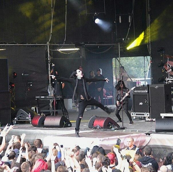 captainyaoilover:  Everybody’s favorite gothic ballerina, Chris Motionless
