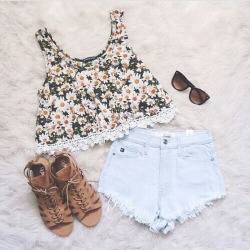 romwe:  Daisy print top and denim  shorts~ 