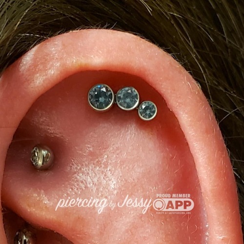 Simple. Clean. Beautiful. Fresh Helix piercing 3 gem curve by @anatometalinc #appmember #piercerbabe
