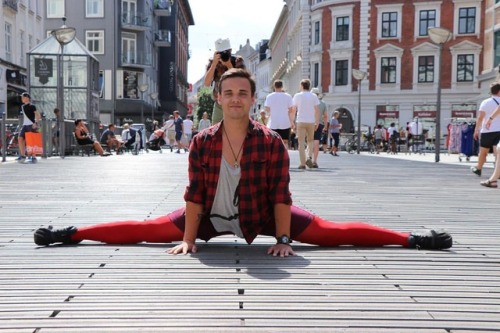 Street acrobatics with Jonas and a candid photographer • “I am a Danish male gymnast &