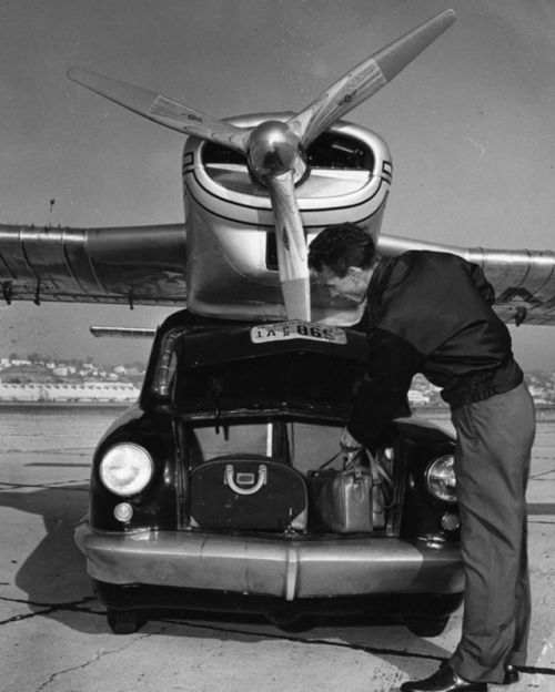 La voiture convair Henry Dreyfuss, 1947.Le célèbre designer Henry Dreyfuss a conçu en 1947 une voiture volante, la Convair Model 118 ou ConvairCar, basé sur un prototype précédent, la Convair Model 116 de Theodore P. Hall.Ce véhicule se présentait