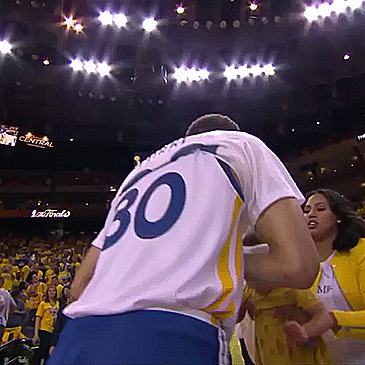 caliphorniaqueen:  sports-and-everything-else:  Riley gives her daddy a kiss before the game against the Cavs   **all the squeals**