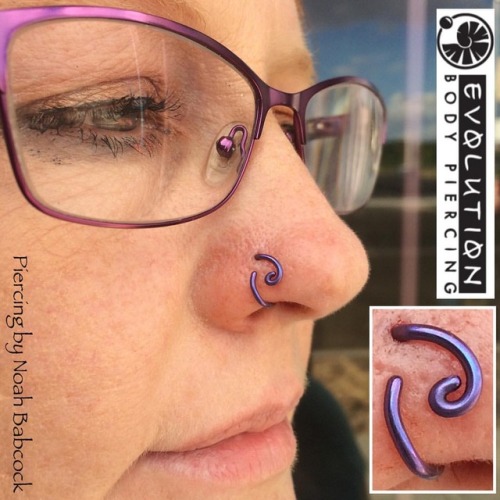 Fresh #nostrilpiercing with jewelry by #evolutionmetalworks and a bit of custom bending. (at Evoluti