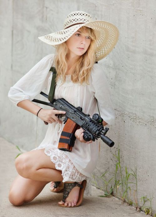 john-paul-jonesing-for-liberty: mando-gunslinger: semperprocinctus: guns-and-babes: Babe with gun Sc