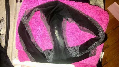 Dirty panty of a friend who stayed over last night. 2 days wearing? Smell is so strong!