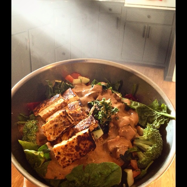 theveganzombie:  Delicious nutritious salad for dinner. #vegan #whatveganseat #veganfoodshare