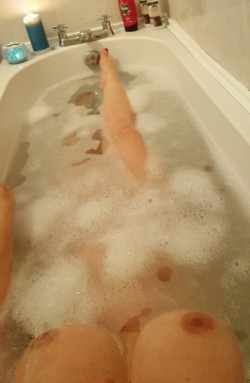 juicylips72:  Sneaky peek into bathtime 💋👅❤