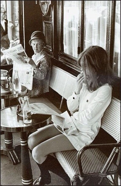 Parisians of different ages and fashion reading. Henri Cartier-Bresson. Paris, Saint Germain des Pr&