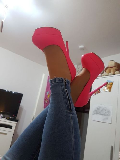 heelsfeetfetisch: #heels #nyloncum #heelscum #shoefetish #heelsfetish all Pics are Mine