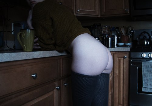 allthebuttcakes:  Kitchen butt