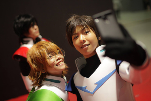 Some shots of my Red Paladin Keith cosplay from AsiaPOP Comicon! With my friends as Pidge and Lance!