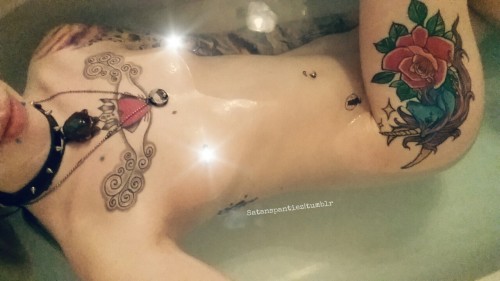 satanspantiez:  This relaxing bath was much needed after today’s shittiness 