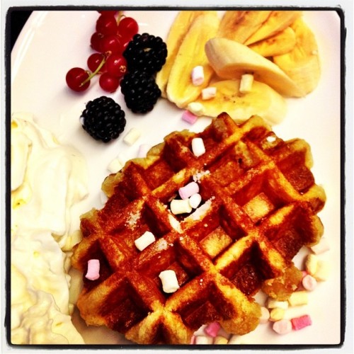 Belgian Waffles In Amsterdam ~ @HotelPulitzer @SPG #spglife @starwoodbuzz (at Hotel Pulitzer, Amster