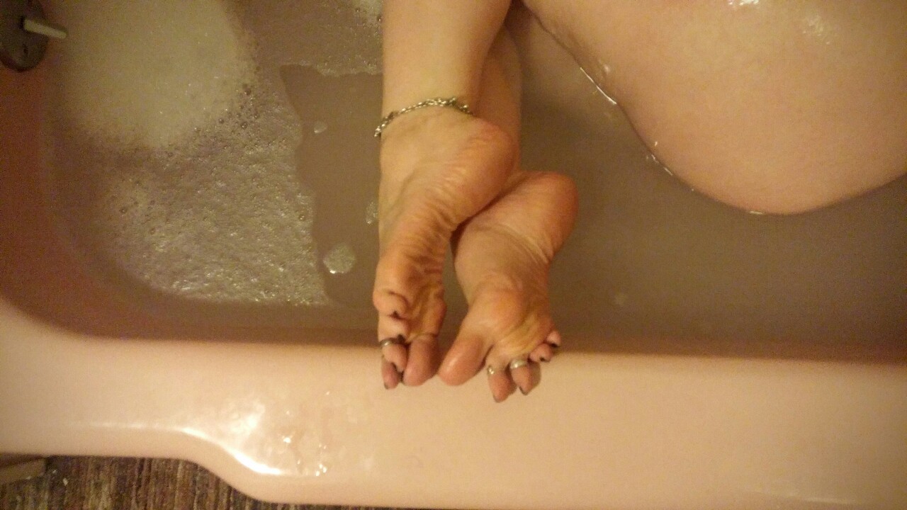 sweetcandytoes:  sweetcandytoes:A nice foot, leg, and ass tease in the bath! Again,