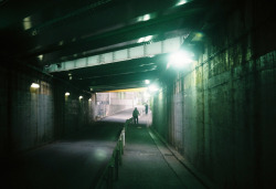 hisafoto:  tunnel on Flickr.Taken with Leica IIIb + Summar 50mm F2.0. 新宿〜代々木散歩