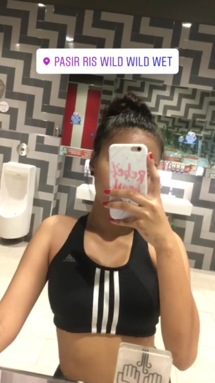 sggirlstonight:Elly Nurlyana - Stays in bedok ! Take so much toilet selfie , she prob took it before