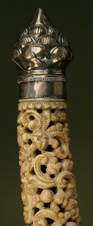 art-of-swords:  Burmese Dha Sword Dated: circa 18th century Culture: Burmese Medium: steel, ivory (or bone), copper, wood, silver  Source: Copyright © 2013 Historical Arms & Armor 