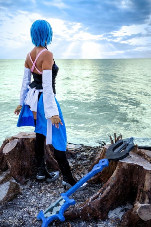 mystic-rumors:  Pictures from the KH photoshoot! It was really beautiful out there and everyone looked fantastic! Aqua is definitely one of my favorite cosplays to do.   Photos courtesy of @papanotzzi 